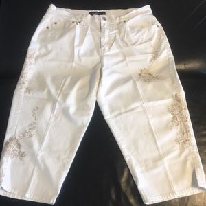 NWOT. Avenue jeans size 16